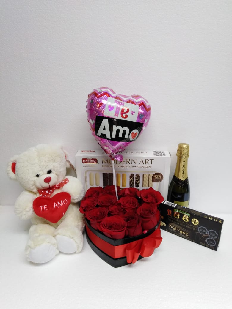 Pack Amor Verdadero Corazn 12 Rosas, Galletas 500 grs, Turron 150grs, Champagne, Peluche con corazn 30cm y Globito